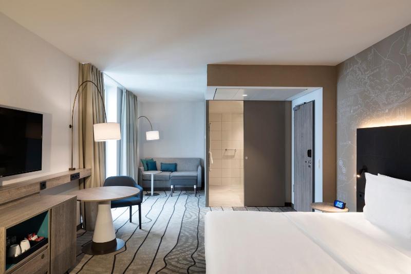 Standard King Room with Sofa Bed image 4