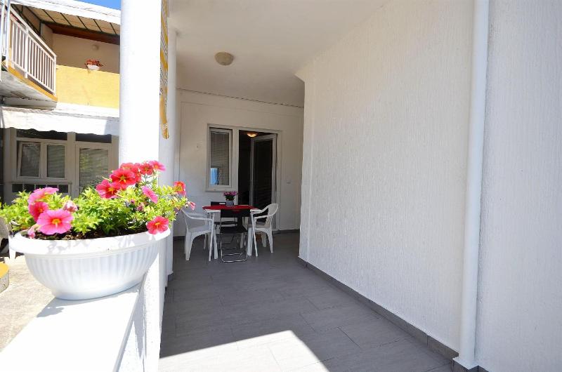 One-Bedroom Apartment image 4