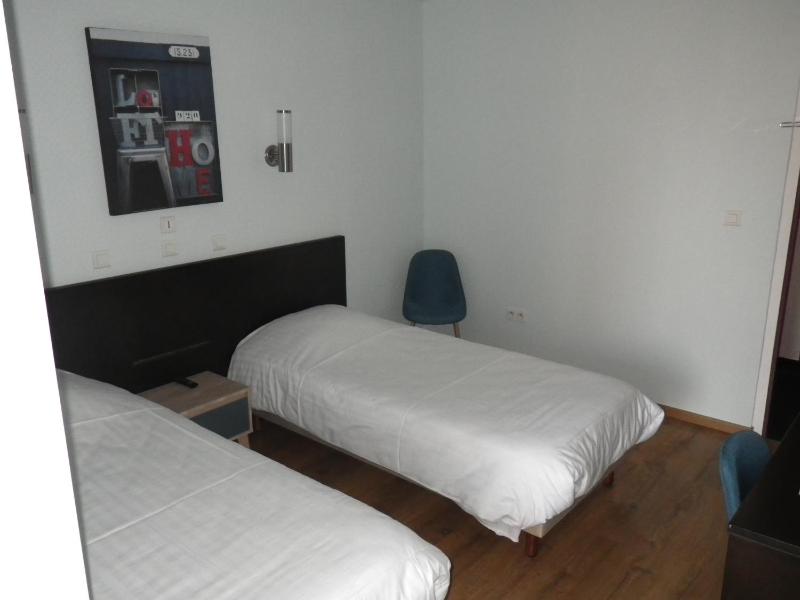 Twin Room image 2