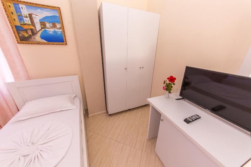 Quadruple Room with Balcony and Side Sea View image 4
