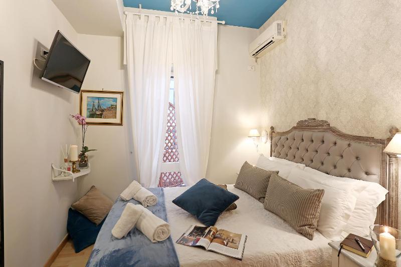 Small Double Room image 1