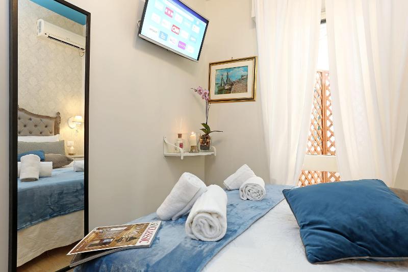 Small Double Room image 4