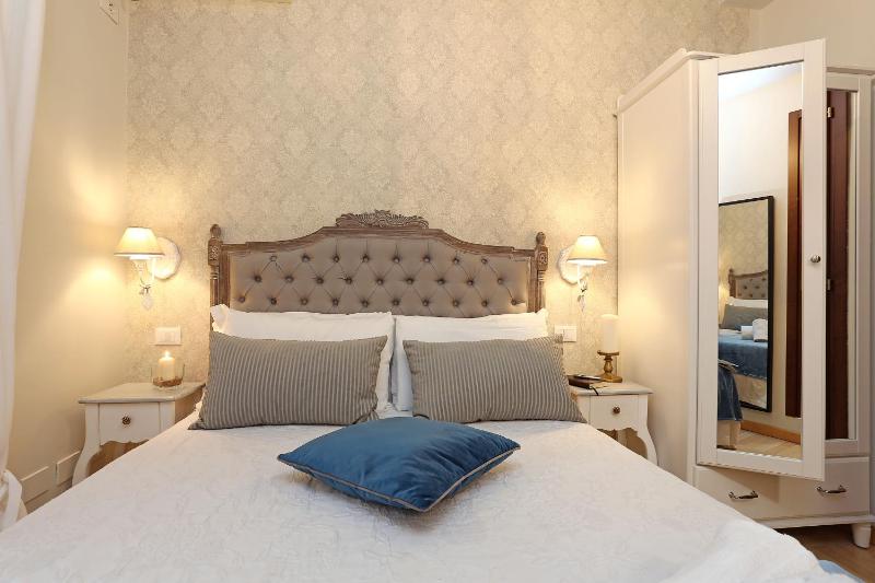 Small Double Room image 3