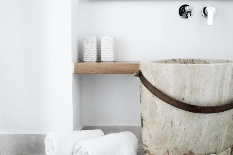 Junior Suite with Outdoor Heated Tub and Volcano View image 4