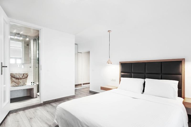 Junior Suite with Outdoor Heated Tub and Volcano View image 3