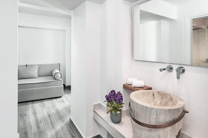 Honeymoon Suite with Outdoor Heated Tub and Volcano View image 2