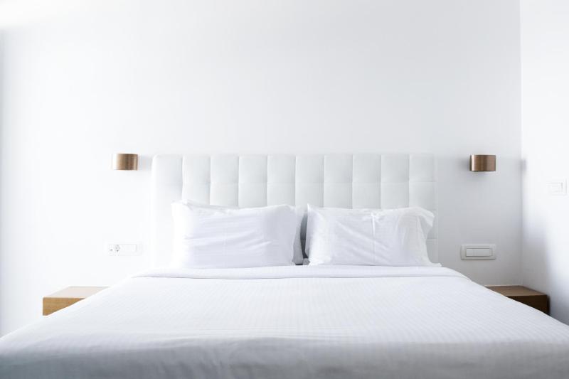 Honeymoon Suite with Outdoor Heated Tub and Volcano View image 3