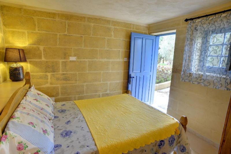 Deluxe Double Room with Private Bathroom image 3