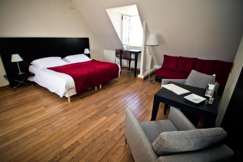 Superior Double Room with Partial Sea View image 3