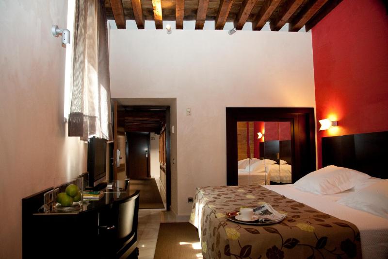 Deluxe Room image 1