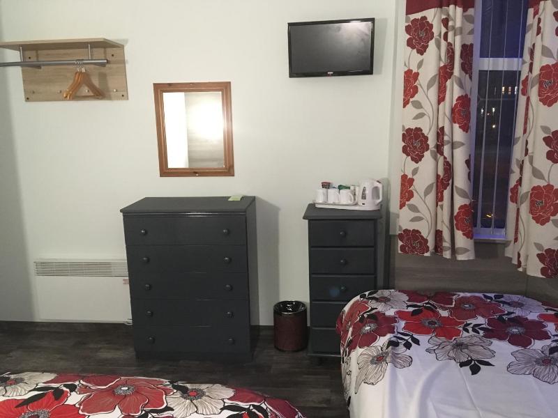 Family Room (2 Adults + 1 Child) image 4
