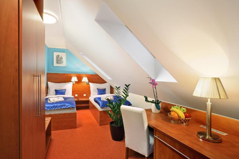 Economy Twin Room image 3