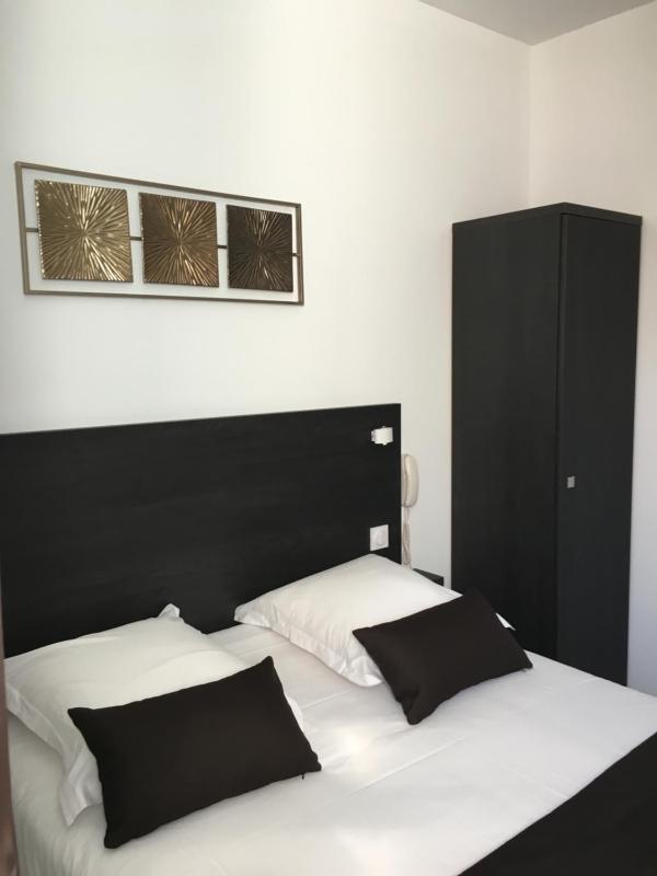 Standard Double Room image 3
