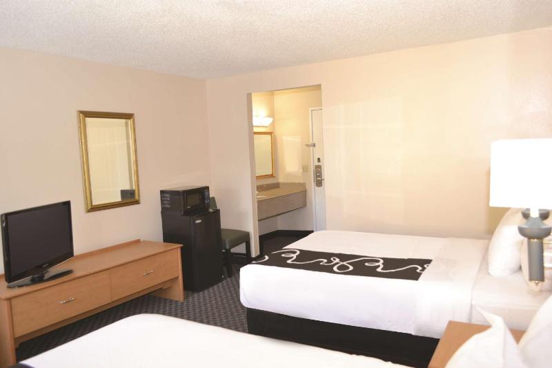 La Quinta Inn & Suites by Wyndham Tampa Fairgrounds - Casino - image 22