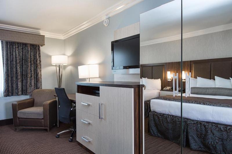 Queen Room with Two Queen Beds with Roll-in Shower - Non smoking image 4