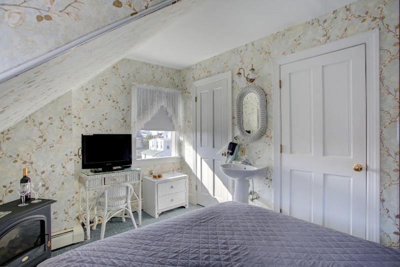 Queen Room image 2