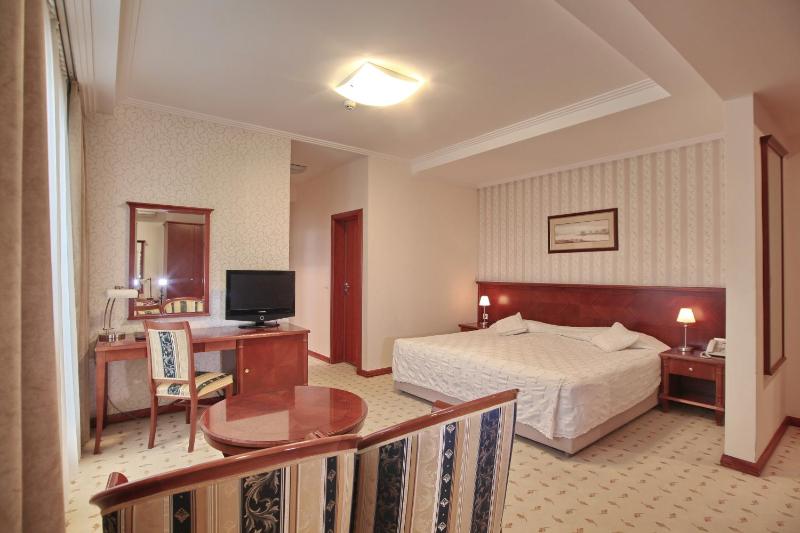 Two-Bedroom Suite  with Free Parking image 2