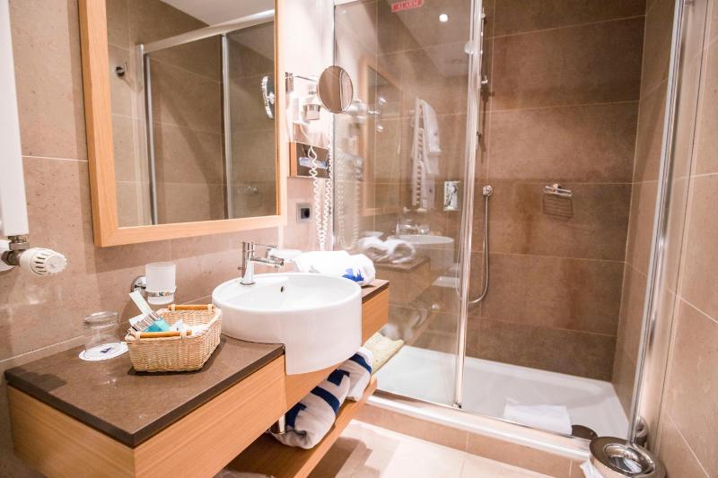 Large Classic Double Room with Spa Access image 4