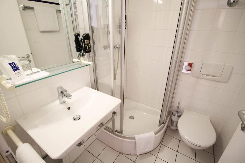 Single Room image 4