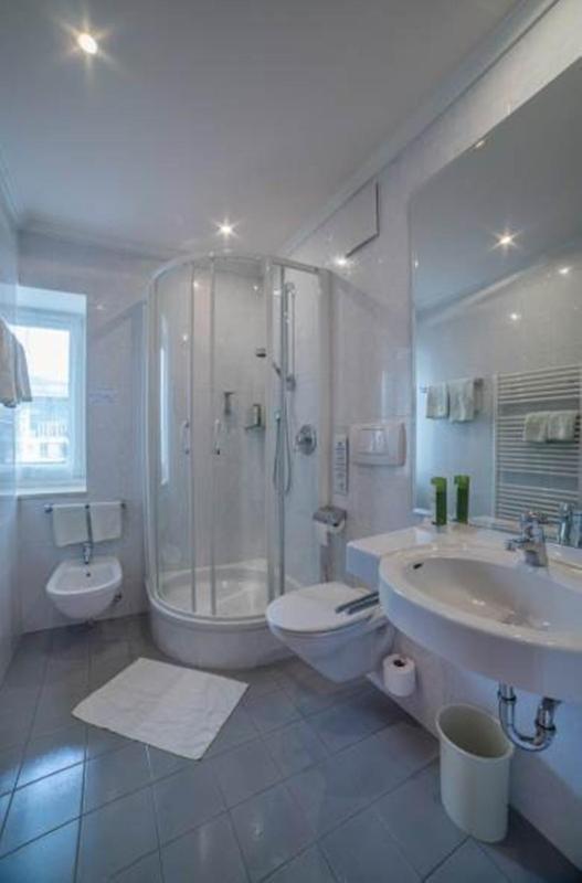 Standard Double Room image 3