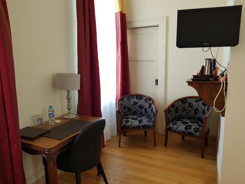 Twin Room image 4