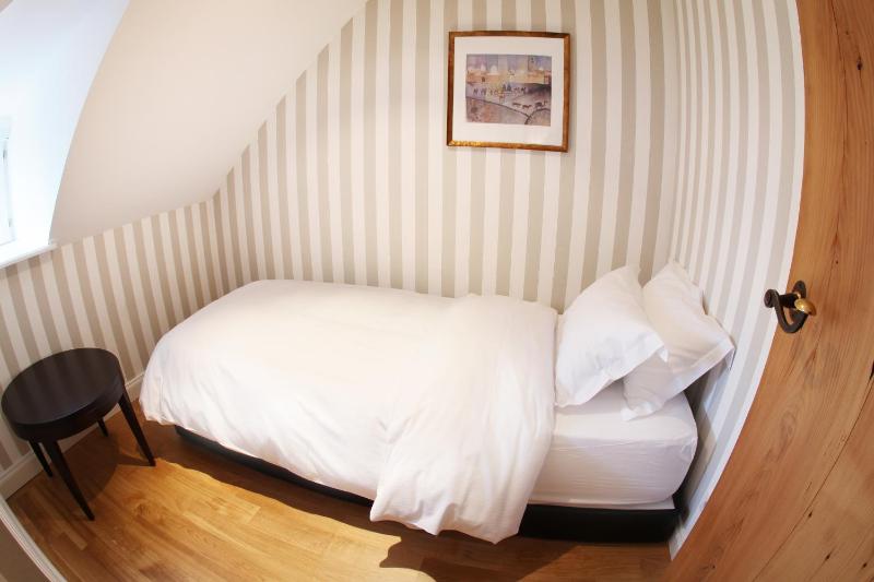 Superior Triple Room image 2