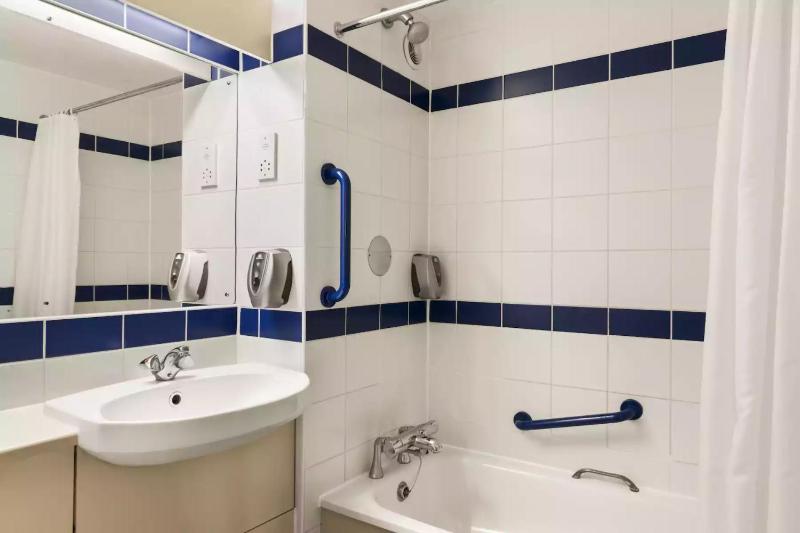 Triple Room (One Double & One Single) image 2