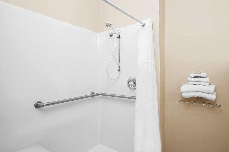 Queen Room with Bath Tub - Mobility Accessible/Non-Smoking image 2