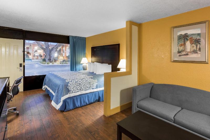 One-Bedroom King Suite - Non-Smoking image 2