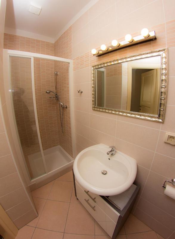 Twin Room image 4