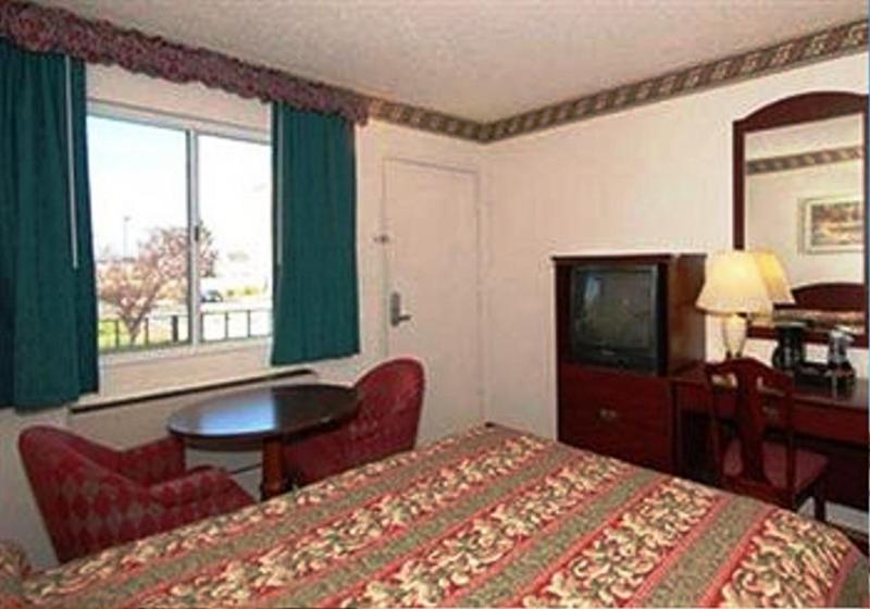 Queen Room - Non-Smoking image 2