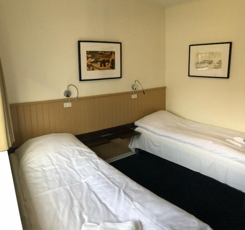 Twin Room image 3