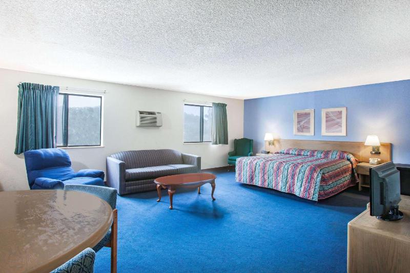 King Suite- Non-Smoking image 4