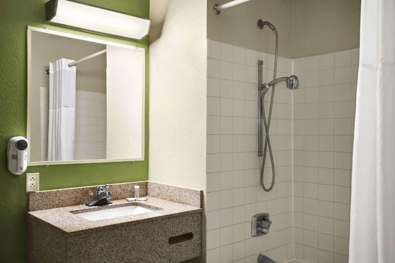 Queen Room - Disability Access/Non-Smoking image 2