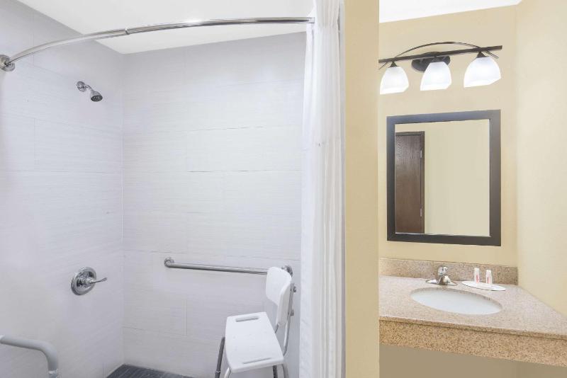 King Room - Mobility Access/Non-Smoking image 2