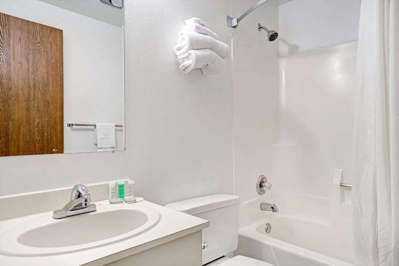 Deluxe Double Room with Two Double Beds - Non-Smoking image 3