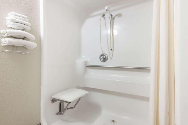 Queen Room - Disability Access/Non-Smoking image 4