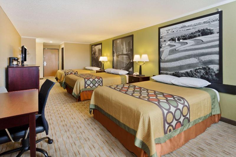 Superior Queen Room with Three Queen Beds - Non-Smoking image 4