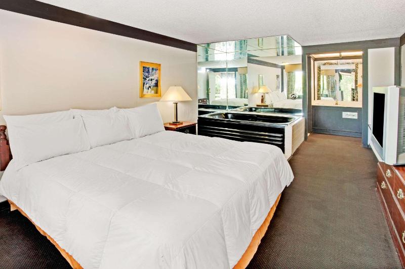 King Suite - Non-Smoking image 3