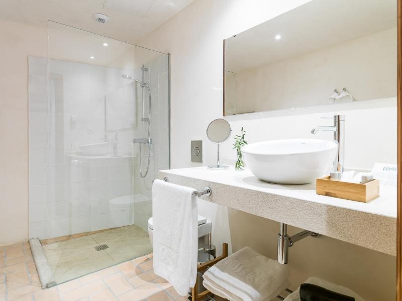 Double Room image 3