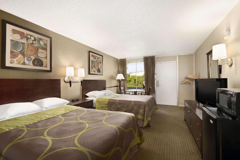 Deluxe Double Room with Two Double Beds - Disability Access - Non-Smoking image 2