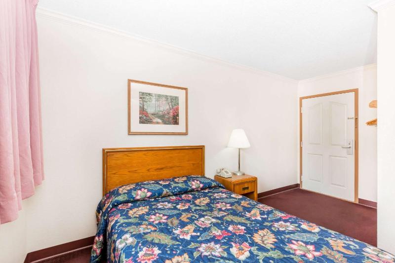 Deluxe Double Room with Two Double Beds - Non-Smoking image 2