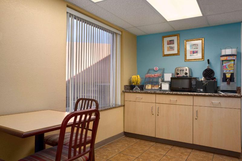 Super 8 by Wyndham Austin Downtown/Capitol Area - image 12