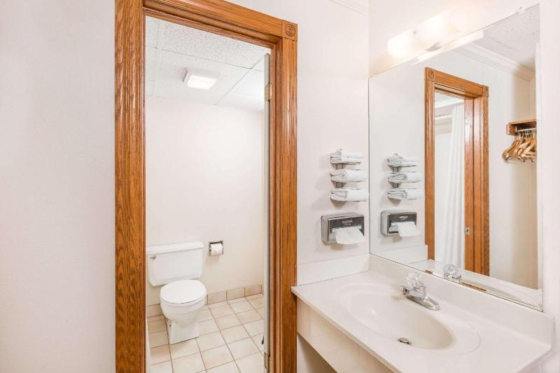 Deluxe Double Room with Two Double Beds - Non-Smoking image 4