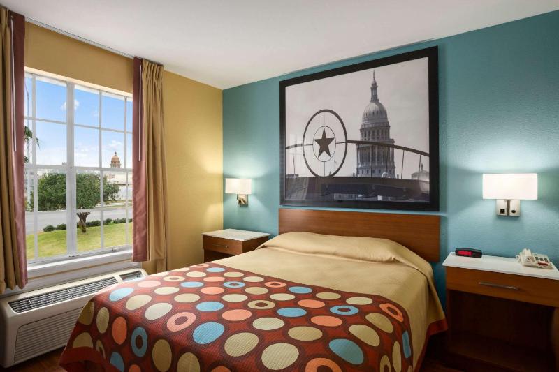 Super 8 by Wyndham Austin Downtown/Capitol Area - image 6