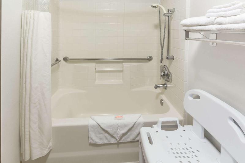 Queen Room - Disability Access/Non-Smoking image 3