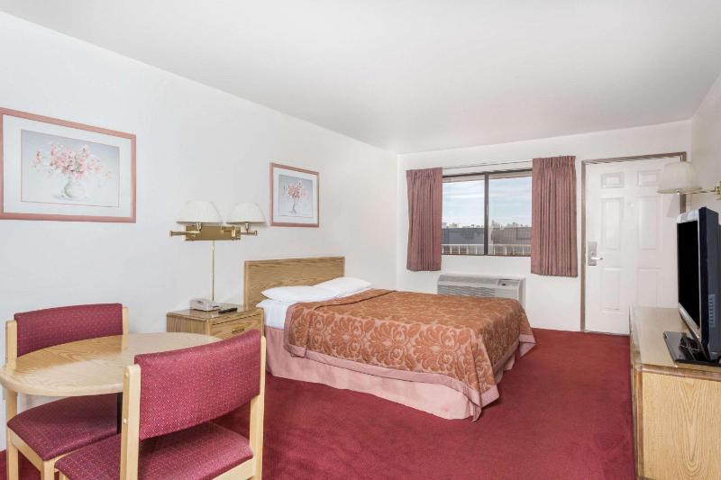Queen Room - Non-Smoking image 1