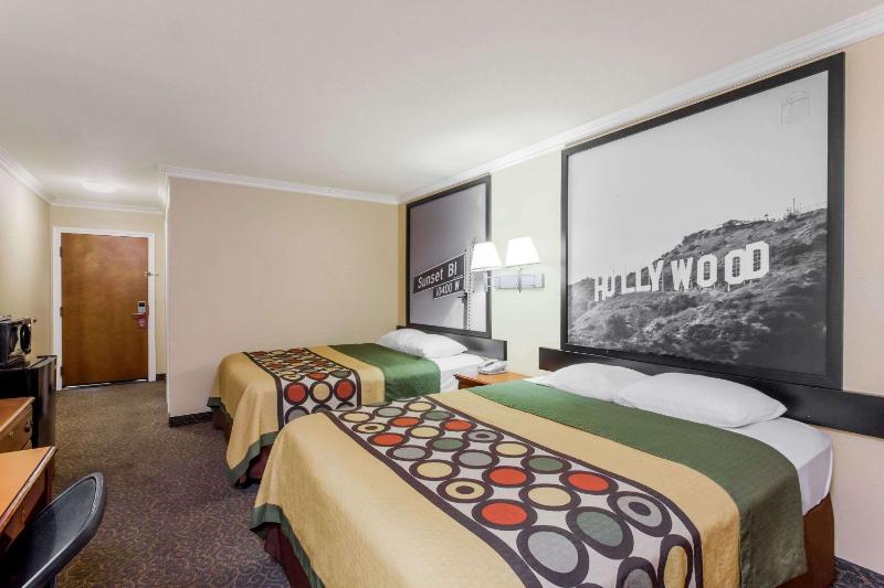 Queen Room with Two Queen Beds - Non-Smoking image 2
