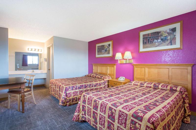 Deluxe Double Room - Disability Access/Non-Smoking image 2