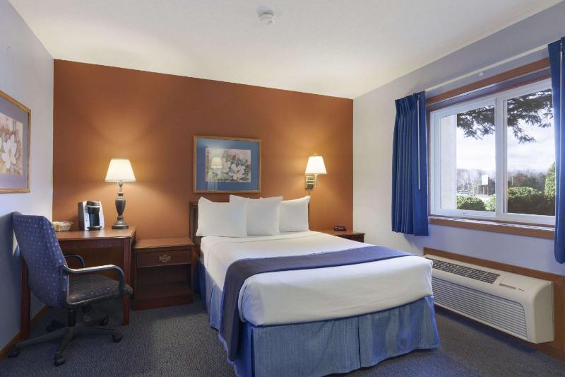 Deluxe Queen Room with Sofa Bed - Non-Smoking image 4